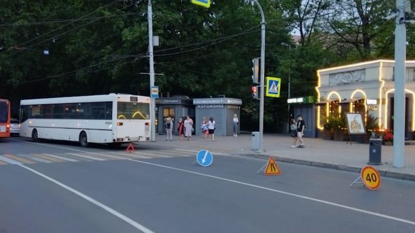 В Калининграде водитель автобуса не закрыл дверь. 58-летняя пассажирка выпала из салона