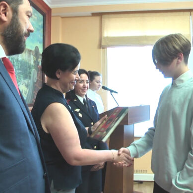 Отличникам учебы и спорта торжественно вручили в Калининграде паспорта