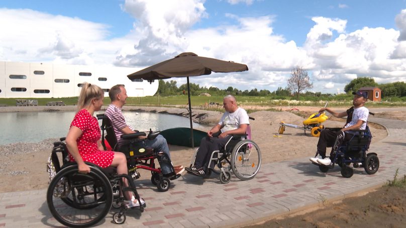 Физкультура и рыбалка как этапы реабилитации для инвалидов-колясочников. На фабрике «Обсервер» появилось адаптивное озеро