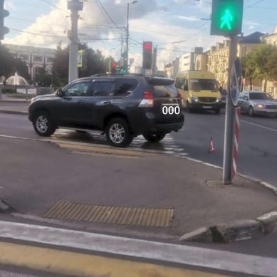 В центре Калининграда водитель сбил женщину, переходившую дорогу на зелёный свет