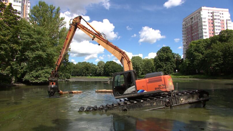 В Калининграде применяют новую технологию по расчистке водоёмов. Экспериментальной площадкой стал Ялтинский пруд