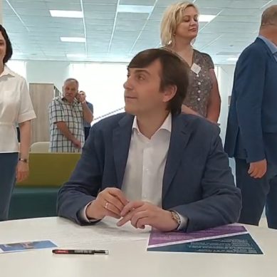 Министру просвещения РФ показали строящуюся школу на ул. Рассветная