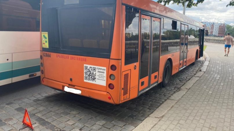 В одном из калининградских автобусов при резком торможении упала пассажирка