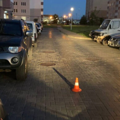 В Калининграде на придомовой территории под колеса автомобиля попал ребенок