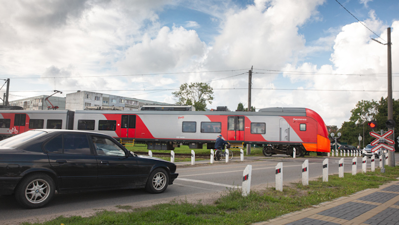 Калининградским автомобилистам напоминают о правилах безопасного пересечения железнодорожных переездов