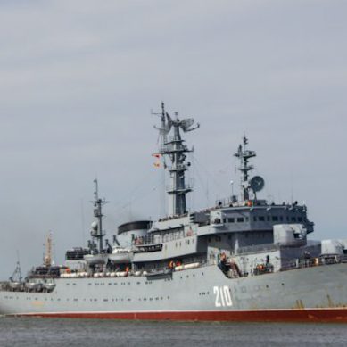 Учебный корабль «Смольный» направился из Балтийска в Североморск