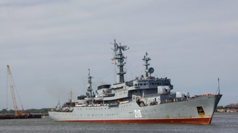 Учебный корабль «Смольный» направился из Балтийска в Североморск