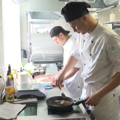 Шеф-повар, кондитер и юниор: в Калининграде прошел второй день олимпиады кулинаров