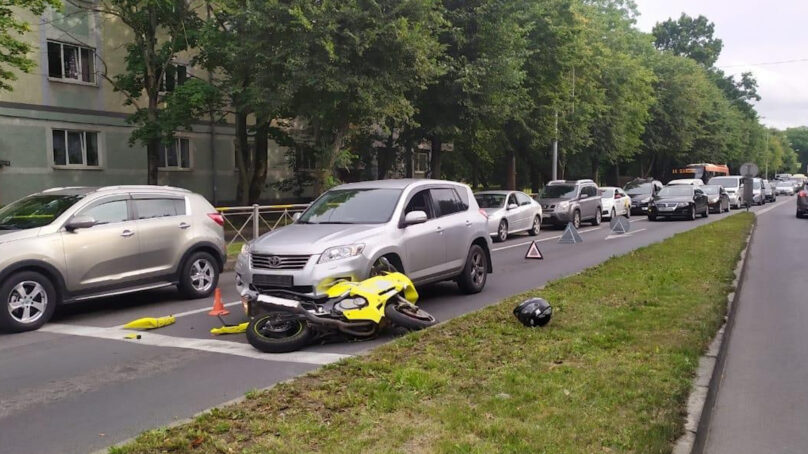 В Калининграде на Невского мотоцикл столкнулся с машиной