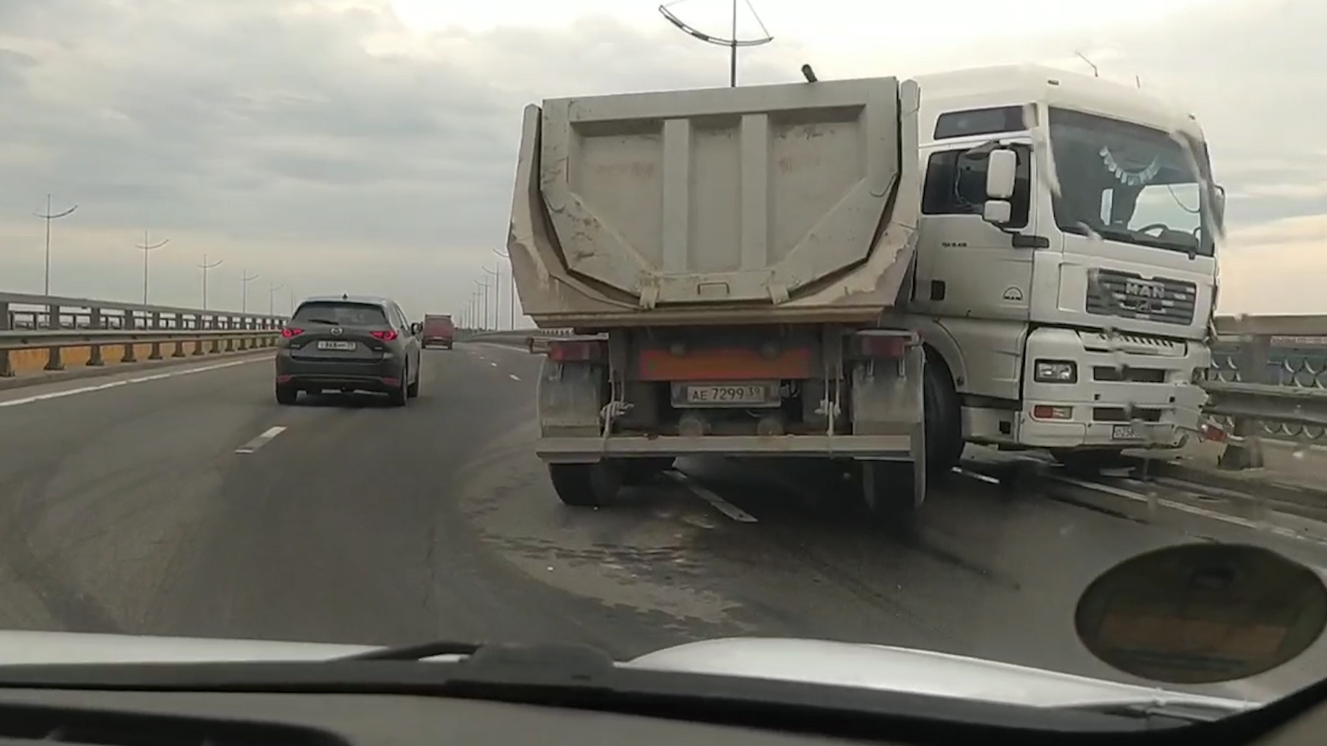 На Берлинском мосту в Калининграде ДТП с участием трёх автомобилей — Вести- Калининград