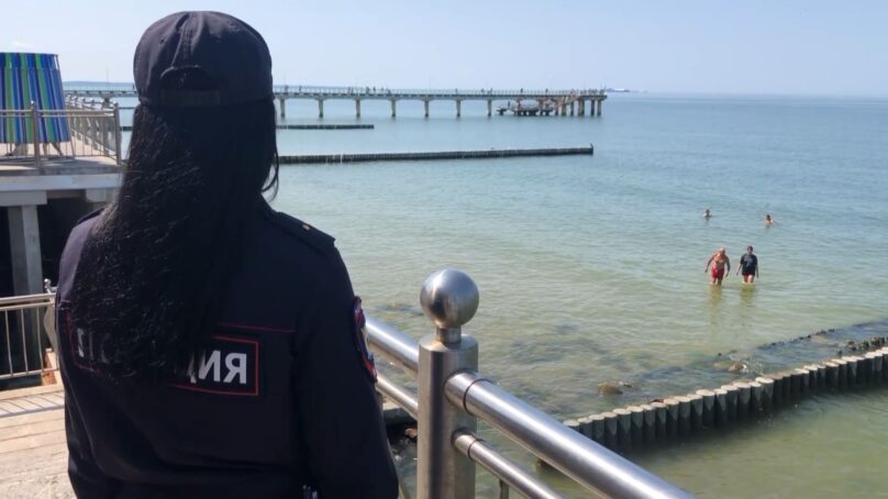 Сотрудники полиции проводят рейды по пляжам Калининградской области