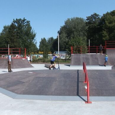 Юные черняховцы тестируют скейт-площадку на городском стадионе