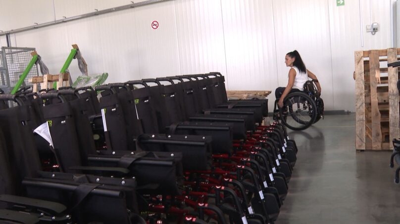 Участники первой стратегической сессии «Паруса Духа» посетили единственную в России фабрику по производству колясок-вездеходов «Обсервер»