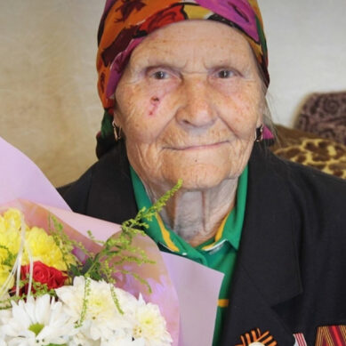 Сегодня поздравления принимает труженица тыла Зинаида Алексеевна Соколова. Ей исполнилось 93 года