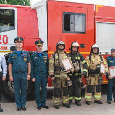Власти Гурьевска наградили сотрудников МЧС, спасших 14-летнего юношу в пожаре на Фабричной