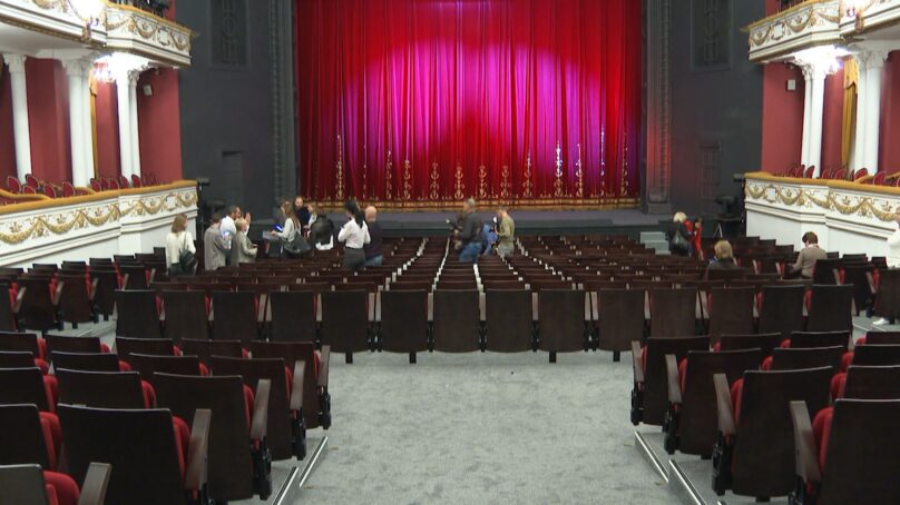 Зрительный зал калининградской драмы преобразился в преддверии старта нового театрального сезона