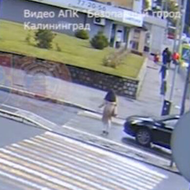 В Калининграде 17-летнюю девушку сбила машина, когда она переходила дорогу на красный свет