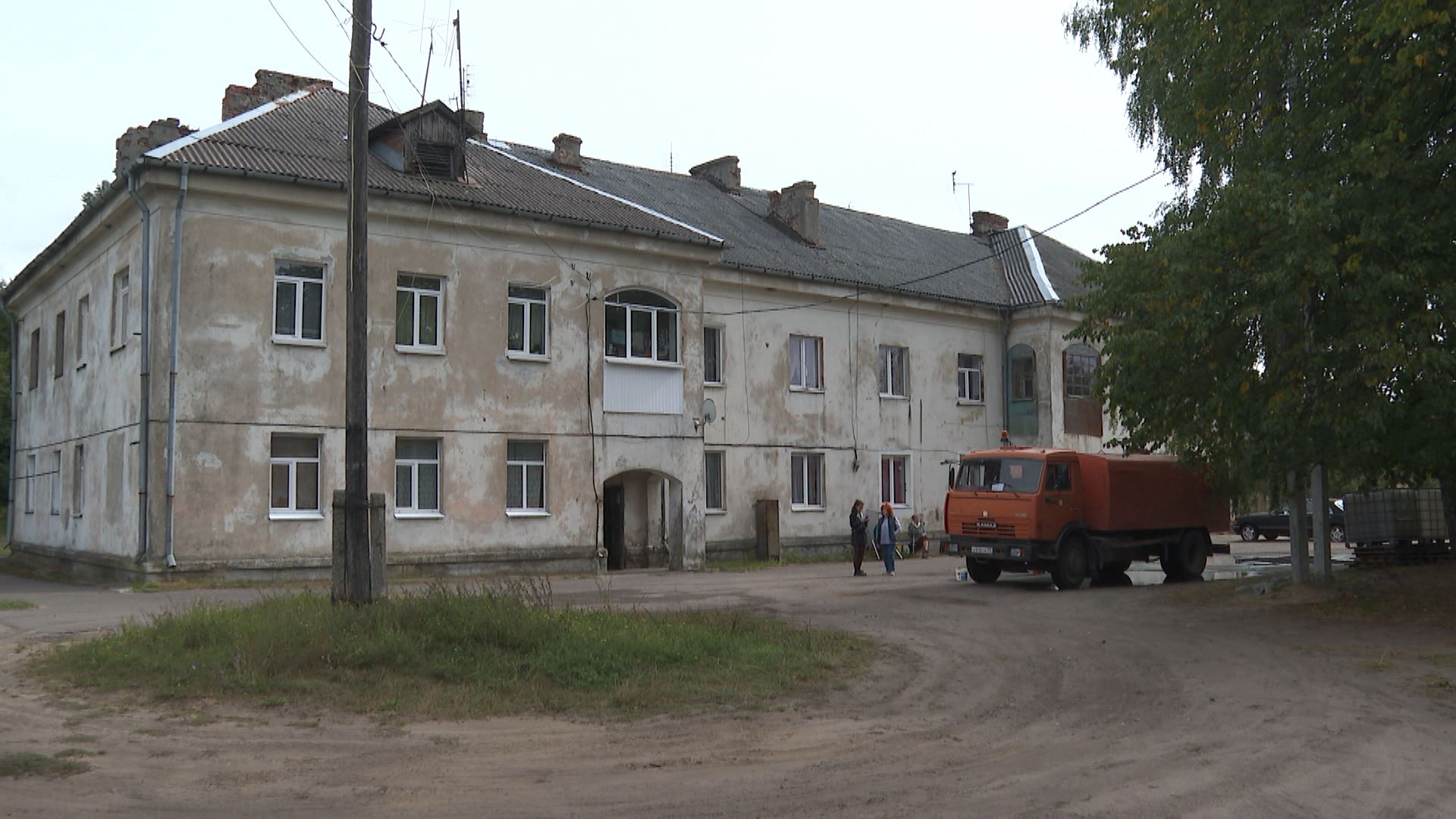 Установить палки, чтоб не обвалились балки! Такой совет дали жильцам  аварийного дома в Гвардейске — Вести-Калининград