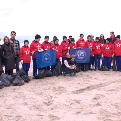 Калининградцы вышли на экологическую акцию по очистке побережья в канун Дня моря