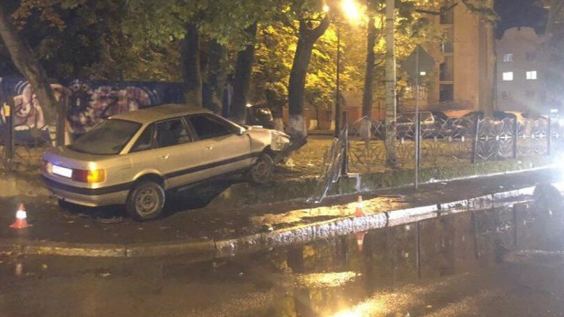 В понедельник вечером на Киевской «Ауди» врезалась в забор