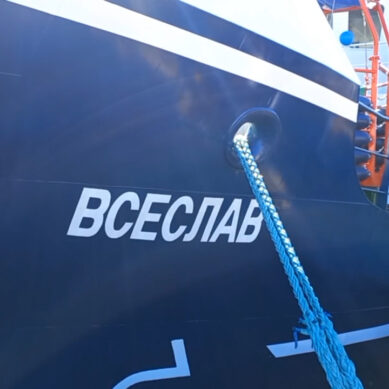 На борту рыболовецкого судна «Всеслав» торжественно подняли флаг России