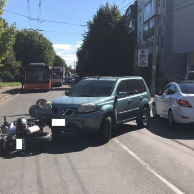В Калининграде произошло столкновение автомобиля и мотоцикла