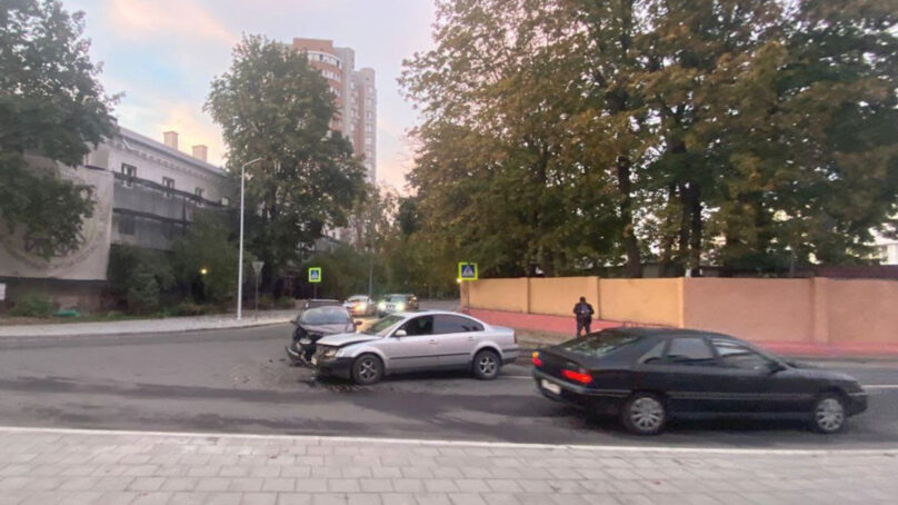 В Калининграде Киевском переулке столкнулись две иномарки