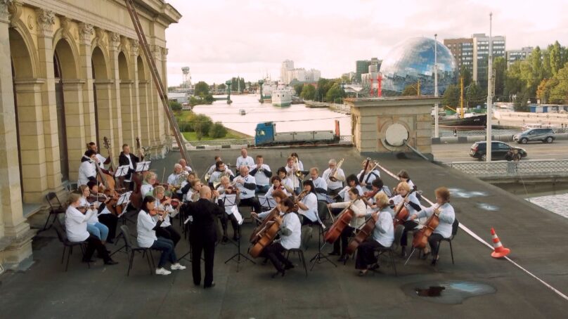 На крыше музея искусств Калининградский симфонический оркестр сыграл песню группы «Сектор газа»