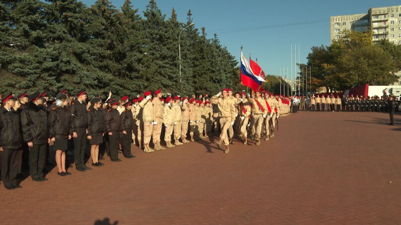 Школьники Калининграда сегодня в торжественной обстановке принесли свою первую клятву и получили звание юнармейцев