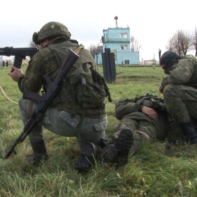 Вынести раненого товарища с поля боя и оказать ему первую помощь. Подготовка мобилизованных на полигонах в Калининградской области
