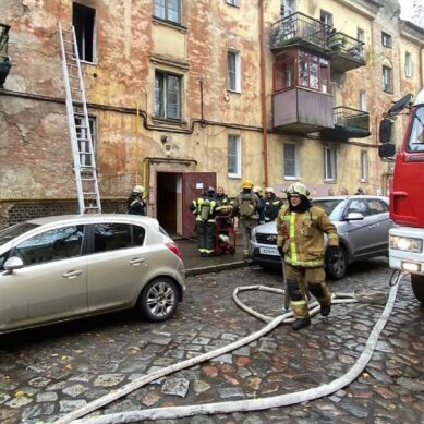 Пожар в квартире жилого дома в Калининграде — из огня спасли ребёнка