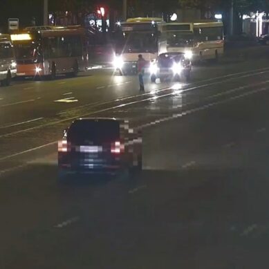 На Ленинском проспекте машина сбила пешехода. Он переходил дорогу не по «зебре»