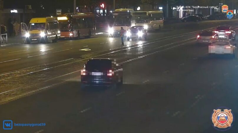 На Ленинском проспекте машина сбила пешехода. Он переходил дорогу не по «зебре»