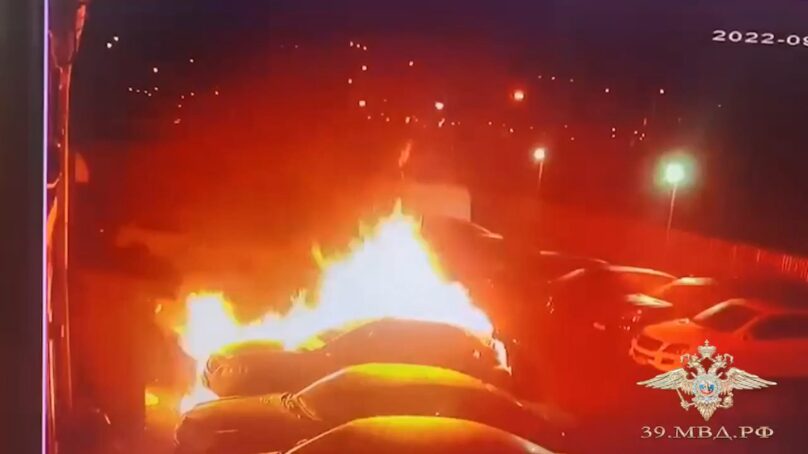 В Калининграде мужчины 37 и 42 лет облили бензином автомобиль «Лексус» и подожгли
