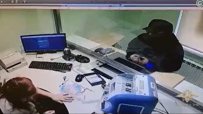 Угрожал гранатой работникам банка: полиция задержала калининградца-грабителя в Храброво