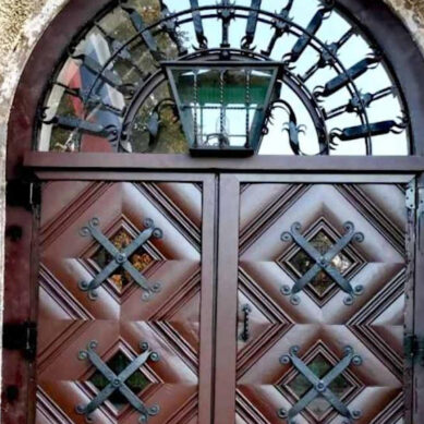 В Грачевке отреставрировали старые входные двери Дома культуры