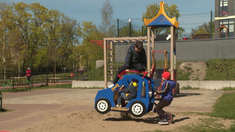 В Калининграде полностью обновили детскую игровую площадку в виде кораблика