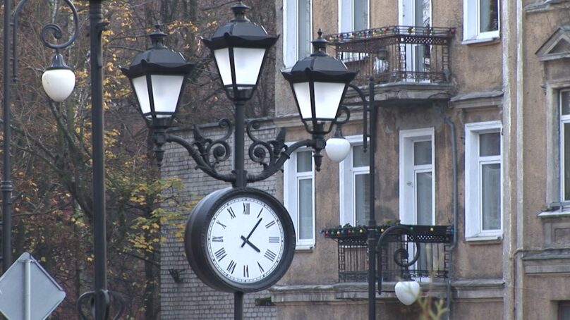 В Черняховске на перекрёстке Пионерской и Крупской установили уличные часы