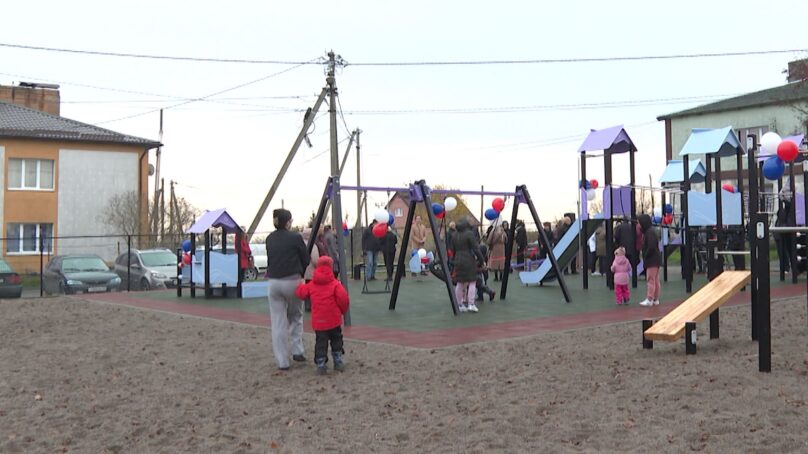 Жители посёлка Голубево проявили инициативу и теперь у них есть новая детская площадка