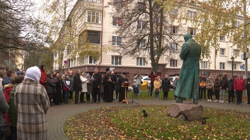 У памятника Достоевскому в Калининграде совершена лития по случаю 201-летия со дня рождения писателя