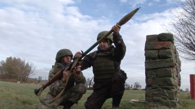 На полигонах Балтфлота мобилизованные отрабатывают навыки рукопашного боя и скрытного перемещения