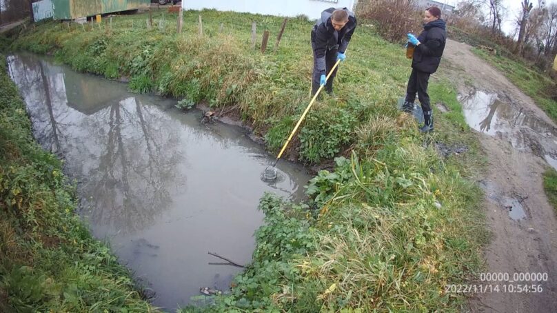 Садоводы Гурьевска обратились в Росприроднадзор с жалобами на массовые сбросы сточных вод в природный канал