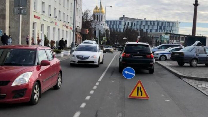 На площади Победы в Калининграде перебегавший дорогу пешеход попал под колеса «БМВ Х5»