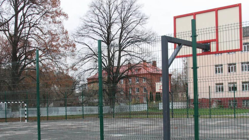 В Полесске почти завершили благоустройство спортплощадки на Калининградской