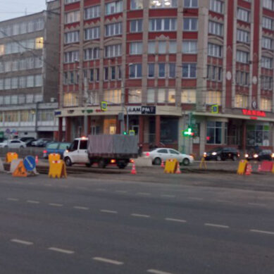В Калининграде на перекрёстке улиц 9 апреля и Фрунзе начали убирать брусчатку