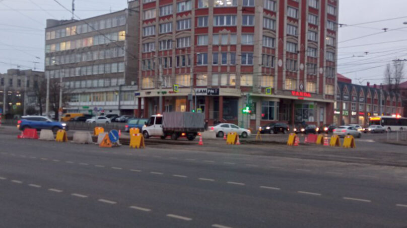В Калининграде на перекрёстке улиц 9 апреля и Фрунзе начали убирать брусчатку