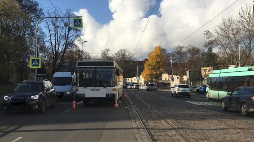 В Калининграде на проспекте Мира водитель автобуса сбил пешехода