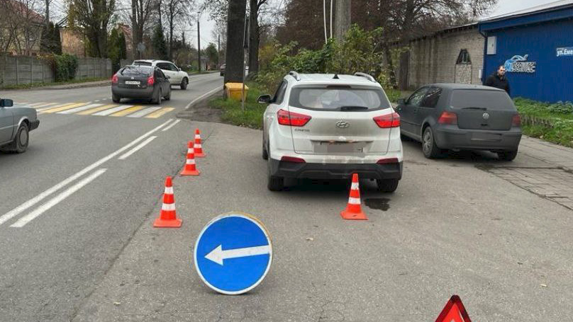 В Калининграде на Емельянова сбили пенсионерку прямо на парковке