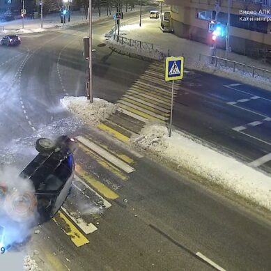 В Калининграде водитель иномарки на высокой скорости протаранил столб