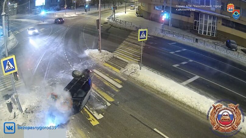 В Калининграде водитель иномарки на высокой скорости протаранил столб